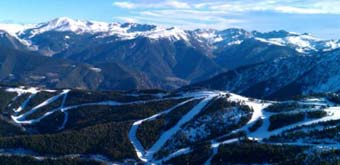 With its mix of green and blue slopes a beginner in Arinsal is well taken care of, while intermediate and advanced skiers are kept busy with a selection of more challenging runs. Get booking your Arinsal ski holiday now!